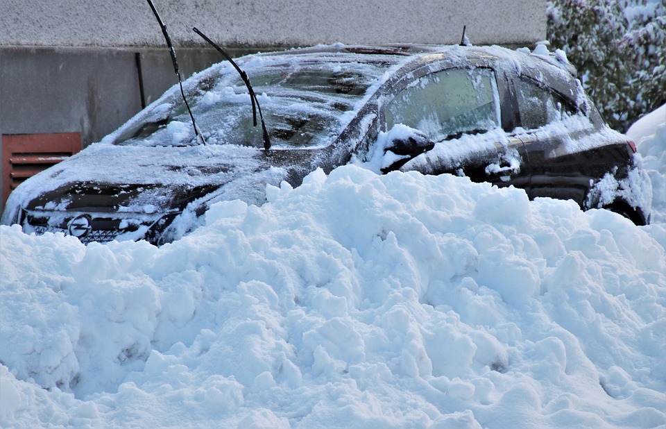 Jak uniknąć niebezpiecznych sytuacji podczas jazdy samochodem zimą