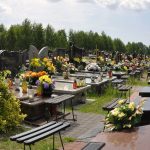 Pochówek świecki na cmentarzu katolickim - most między tradycją a nowoczesnością